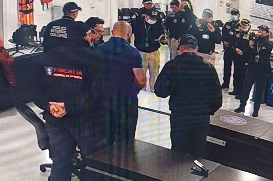 El coronel Benjamín Núñez se entregó el pasado viernes en México y este sábado llegó en un vuelo comercial a Bogotá. Ya se encuentra a disposición de la Fiscalía para su judicialización por el homicidio de tres jóvenes en Chochó, señalados falsamente de pertenecer a Clan del Golfo.