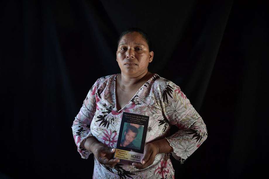 Marisol Padilla sostiene la foto de su hijo Víctor, a quien busca desde hace 16 años. Ese retrato es el único recuerdo que tiene de él.