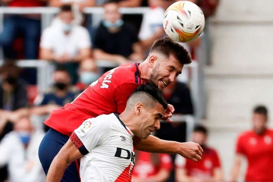 Falcao disputa una pelota con Unai García.