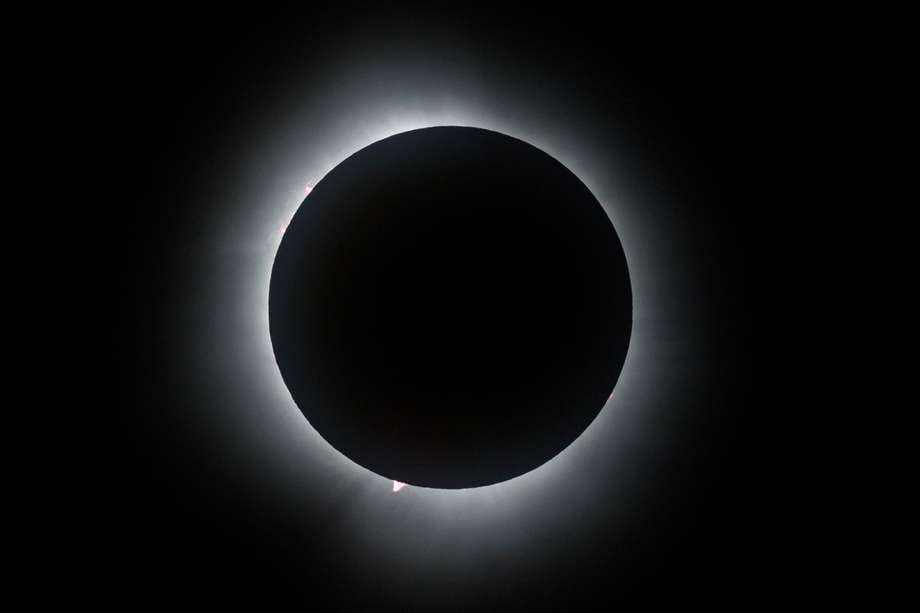 El eclipse solar total comenzó este lunes, 8 de abril, sobre el medio día. 