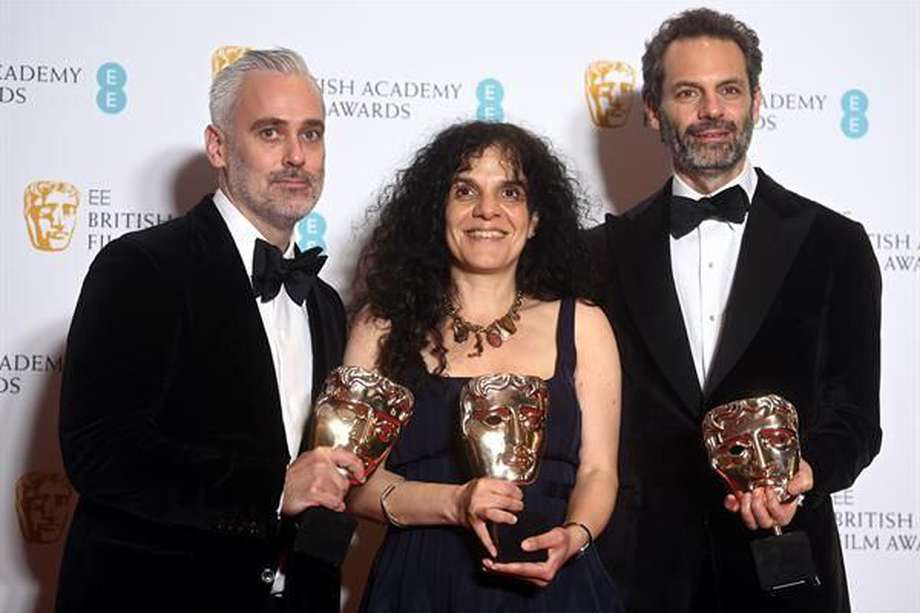 Iain Canning (L), Tanya Seghatchian (C) y Emile Sherman, ganadores del premio a la Mejor Película por la película The Power of the Dog, posan en la sala de prensa durante la 75ª edición de los premios BAFTA en el Royal Albert Hall de Londres.
