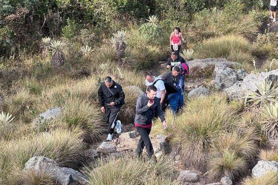 El alcalde hizo un recorrido en el sendero Las Moyas y luego manifestó que podría ser referente de deportes como el x-trail, con autos en una reserva ambiental.