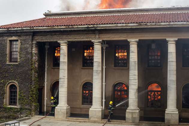 Incendio forestal destruye históricos edificios de la Universidad de Ciudad del Cabo