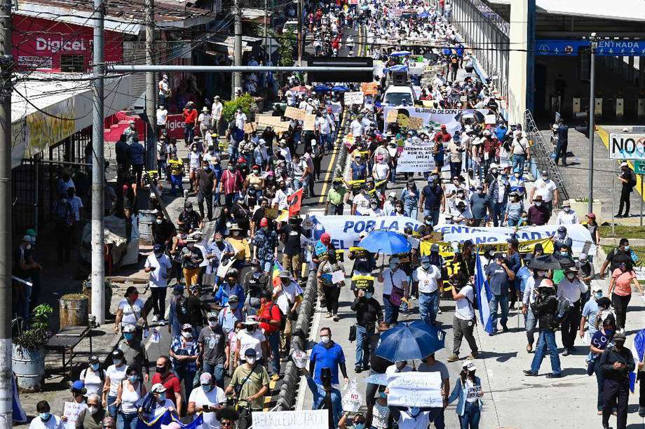 Esta fue la más reciente protesta contra el presidente de El Salvador, Nayib Bukele, el 17 de octubre. Ahora prohibieron las concentraciones públicas.