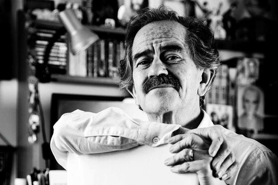 Jorge Cardona, aquí en su casa, es periodista de El Espectador desde 1993 y autor de libros como “Días de memoria: del holocausto del Palacio de Justicia al falso sometimiento de Pablo Escobar”. / Archivo