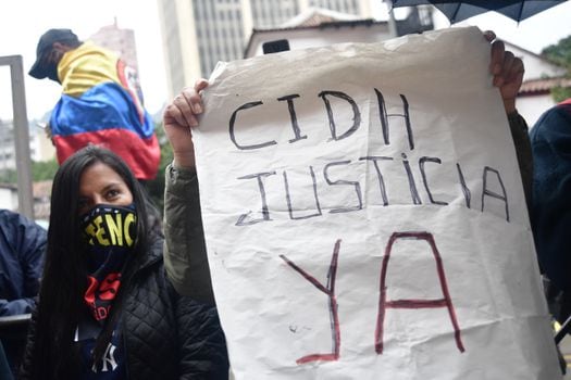 Manifestaciones frente al Hotel Tequendama por visita de los delegados de la Comisión Interamericana de Derechos Humanos (CIDH), que contó con la presencia de la Minga Indígena.