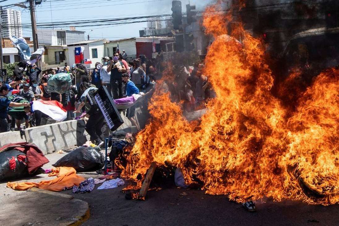 La Fiscalía de Chile abrió una investigación por el violento ataque a migrantes venezolanos indocumentados en la ciudad de Iquique, al norte del país.