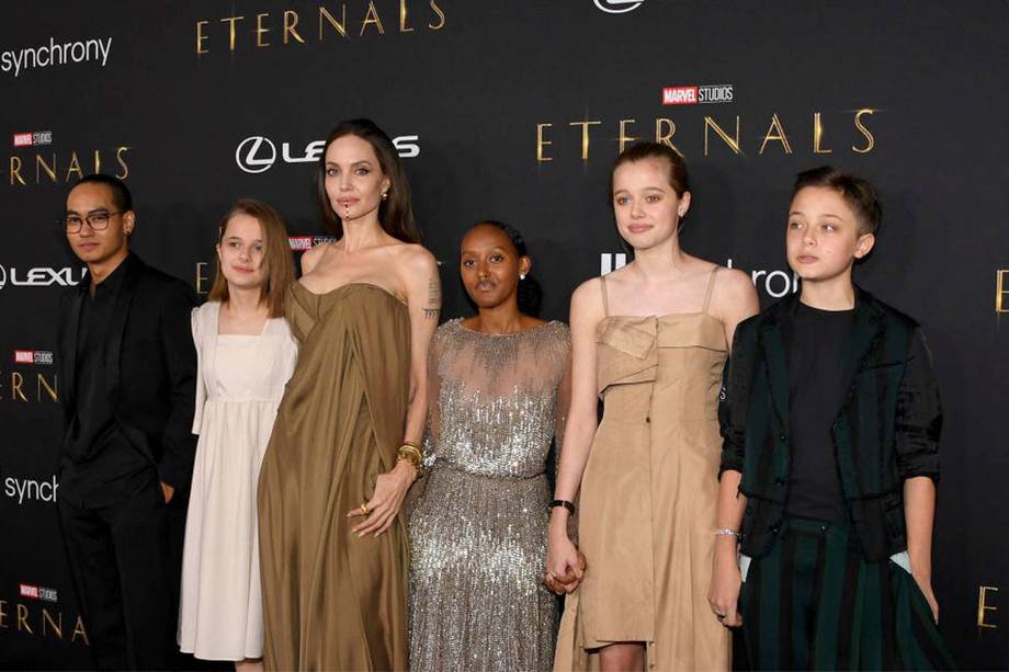 Angelina Jolie con todos sus hijos 
