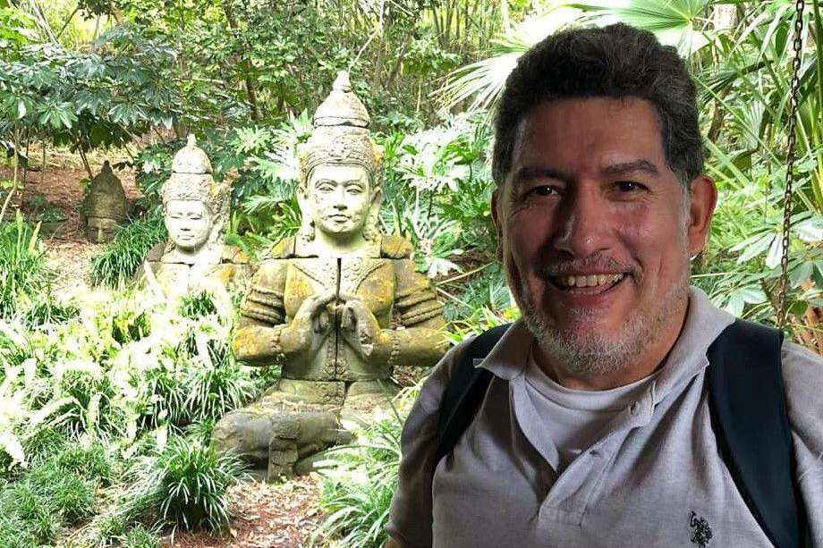 Juan Carlos Posada Mejía es psicólogo con más de 30 años de trayectoria profesional. Se presenta como especialista en espiritualidad formado en India, Tailandia, Bangladesh, Singapur e Indonesia.