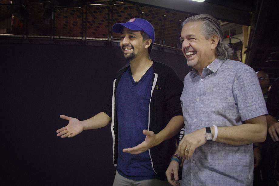 Luis Miranda Jr. y su hijo, el artista Lin-Manuel Miranda (izquierda) en una escena del documental "Siempre, Luis".