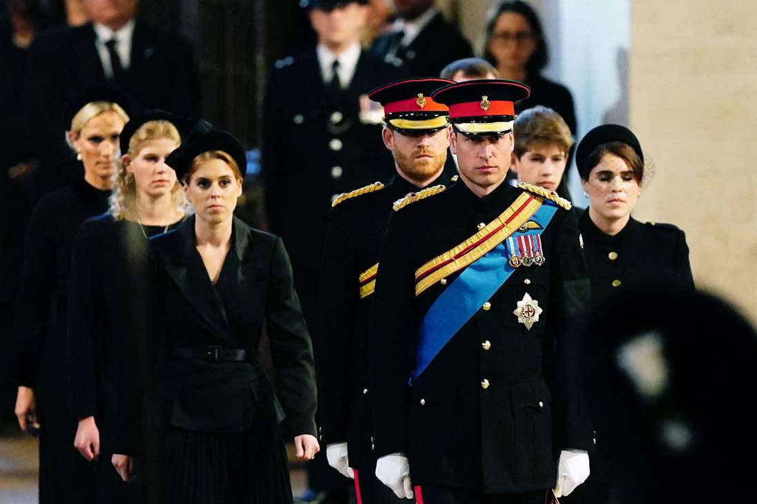 Los ocho nietos de Isabel II, entre ellos los príncipes Guillermo y Enrique, velaron juntos el féretro de la difunta reina, a quien miles de británicos siguieron este sábado rindiendo un emotivo homenaje a dos días del funeral de Estado.