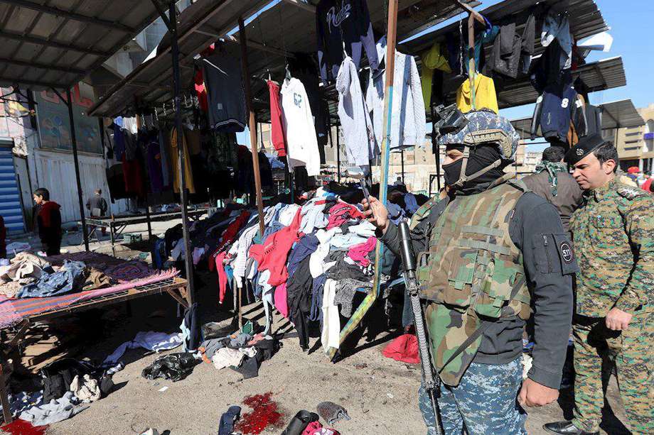Los terroristas suicidas se hicieron explotar en un mercado popular de ropa usada en la plaza Al Tayaran, donde se produjeron dos estallidos, uno detrás de otro.