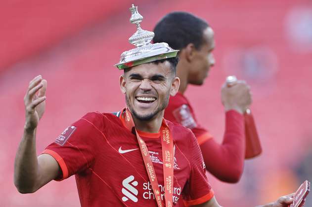 Video: A Luis Díaz se le rompió el trofeo de la FA Cup en el festejo del título