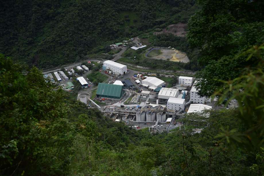 Entrada, túneles, trabajadores y maquinaria de esta mina, ubicada en la vereda Higabra, en Buriticá (Antioquia).