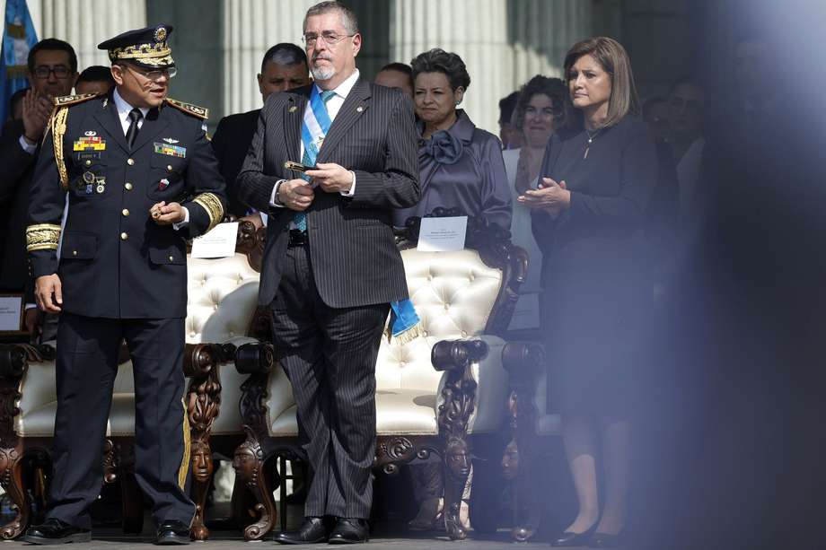 El presidente de Guatemala, Bernardo Arévalo de León (centro), junto al ministro de la Defensa, Henry Sáenz Ramos (izquierda), participa en su presentación como comandante general de las Fuerzas Armadas del país.