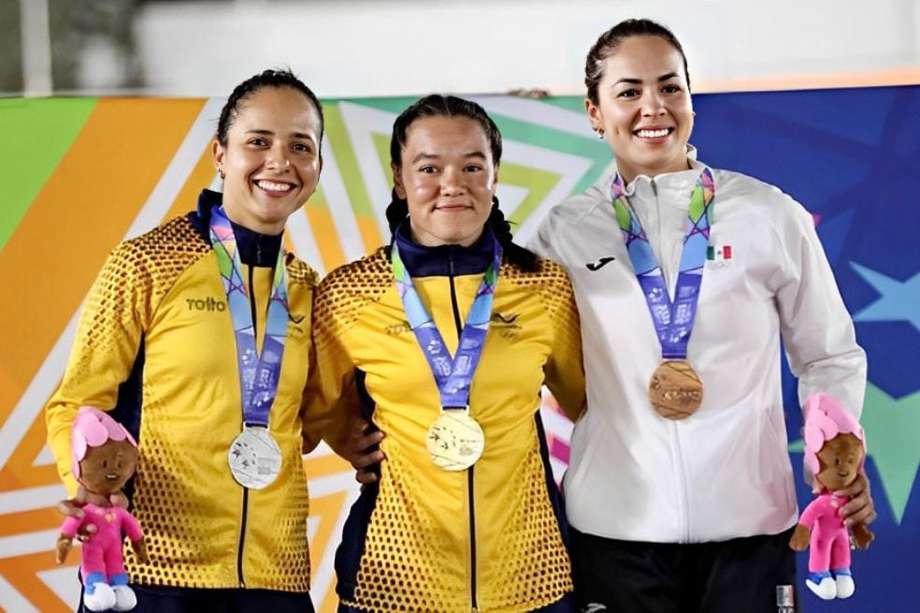 Martha Bayona (cent.) se llevó la medalla de oro en el ciclismo de pista en el keirin femenino. Valeria Cardozo (izq.) fue plata.