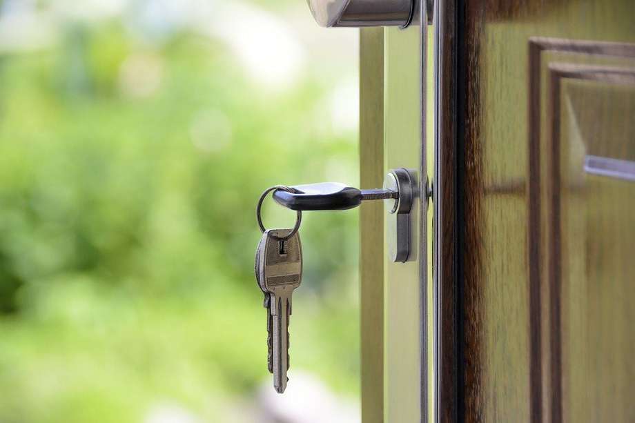 Según la autora, el derecho de acceso a la vivienda propia es un factor decisivo para la igualdad y las condiciones de vida de la mujer, así como para su seguridad física y económica. 