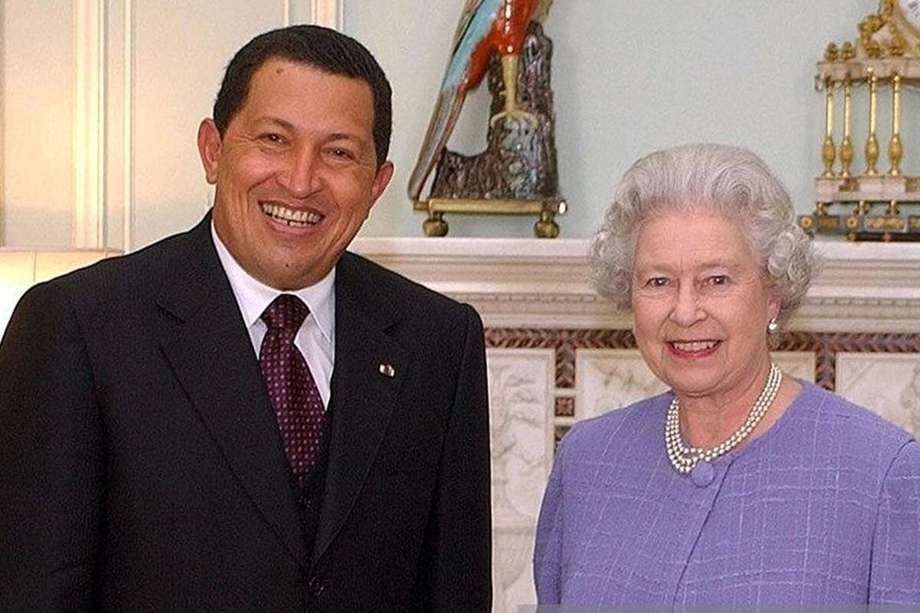 Hugo Chávez quiso abrazar a la reina Isabel cuando se conocieron, pero ella no lo aceptó.