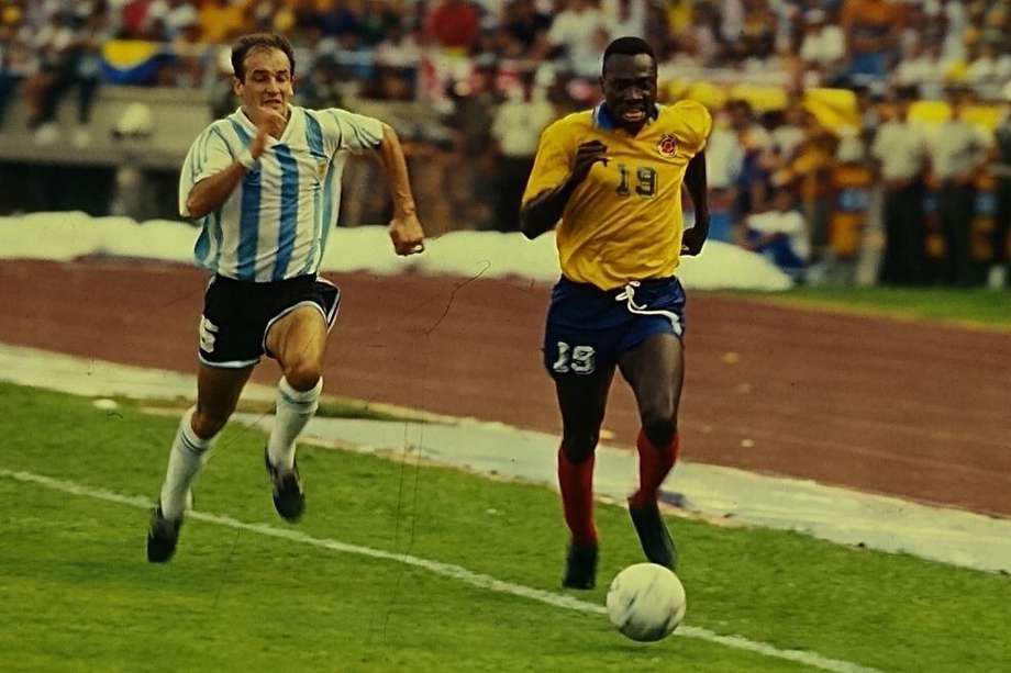 Freddy Rincón (der.) en un partido contra la selección de Argentina. // Archivo El Espectador.