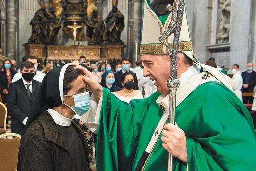 Tras su liberación, Gloria Cecilia Narváez se reunió con el papa Francisco en el Vaticano este domingo.  / AFP