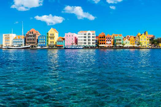 Willemstad, capital de Curazao, fue nombrada Patrimonio Mundial por la Unesco, por sus icónicas y coloridas fachadas de colores.