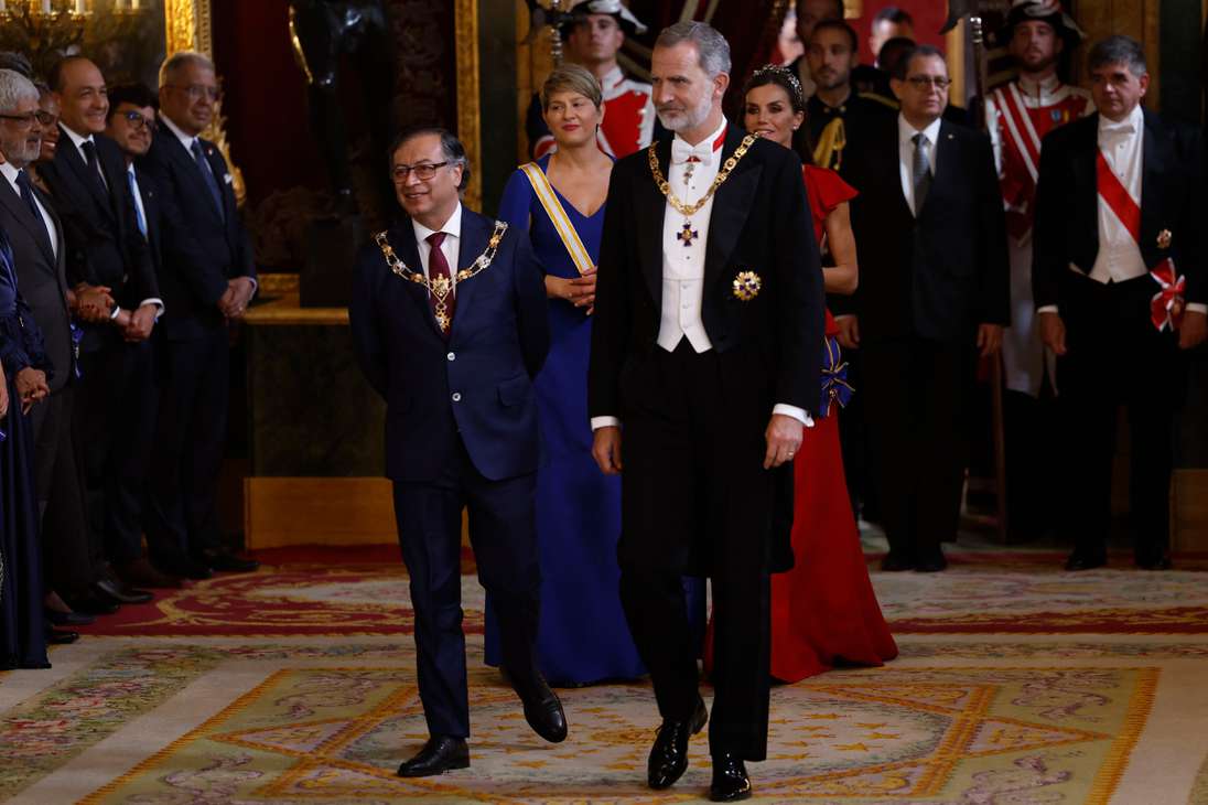 MADRID, 03/05/2023.- Los reyes de España, Felipe VI y Letizia (d), el presidente de Colombia, Gustavo Petro (i), y su esposa, Verónica Alcocer (2-i), a su llegada a la cena de gala ofrecida por los monarcas españoles este miércoles en el Palacio Real, en Madrid. EFE/Chema Moya