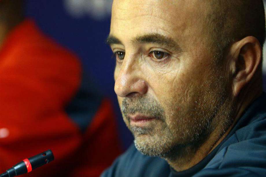 El técnico de la selección de Chile, Jorge Sampaoli, participa en una rueda de prensa en la que se refirió al accidente de tránsito protagonizado por Arturo Vidal. /EFE