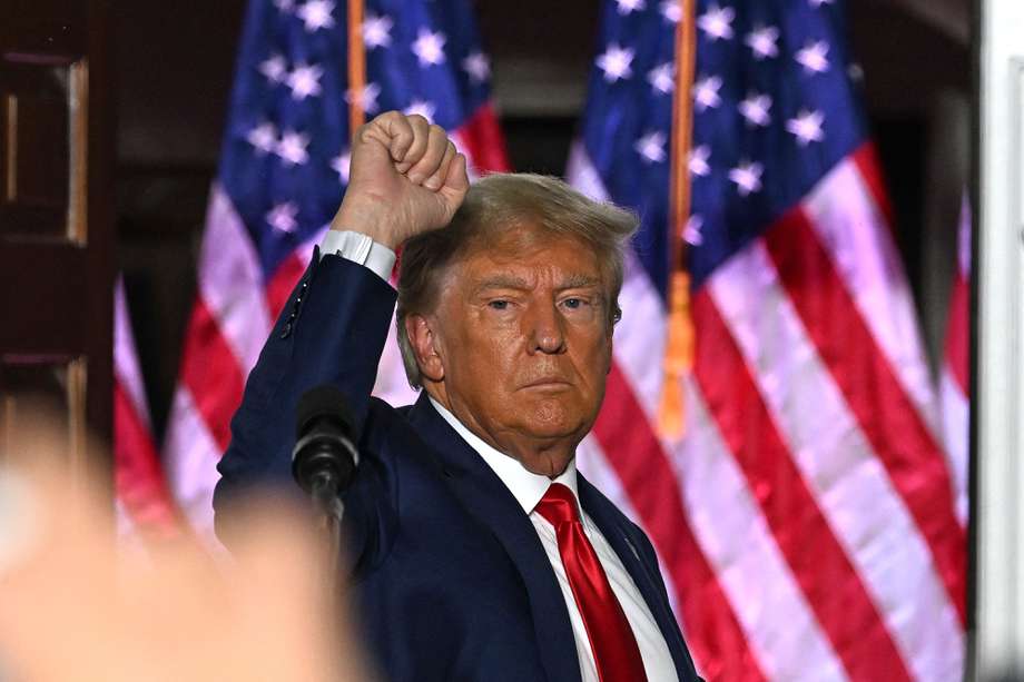El expresidente de los Estados Unidos, Donald Trump, hace un gesto después de pronunciar comentarios en el Trump National Golf Club Bedminster en Bedminster, Nueva Jersey.