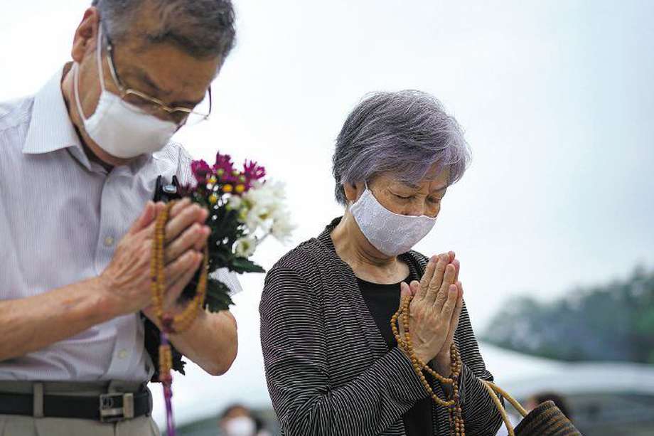 Una pareja de ancianos reza por las víctimas de los ataques en el Peace Memorial Park, en Hiroshima. 