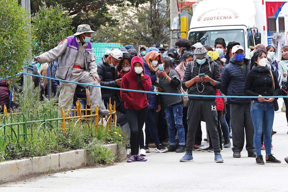 Estudiantes y familiares esperan información tras el accidente en el que murieron varios estudiantes hoy, en El Alto (Bolivia)