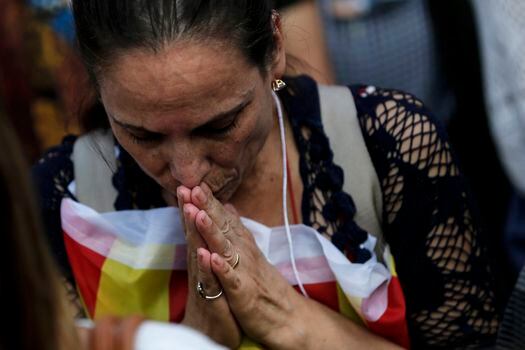 Una mujer reza antes de la declaratoria de independencia; nadie sabe qué puede seguir.  / AFP