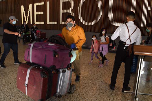 Pasajeros en el aeropuerto internacional de Melbourne, luego de que Australia abriera sus fronteras internacionales a todos los turistas vacunados.