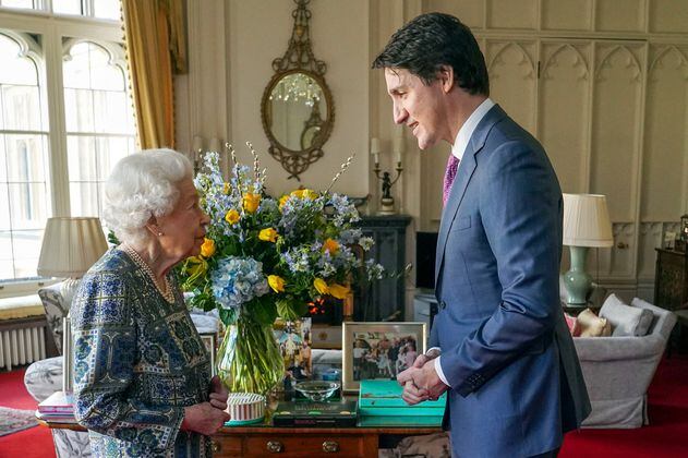 La reina Isabel II se reúne con el primer ministro canadiense Justin Trudeau