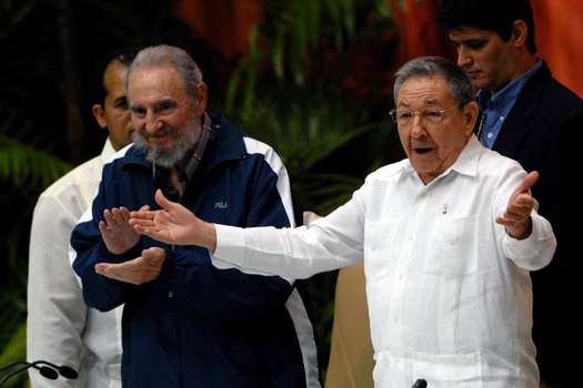 El líder de la Revolución Fidel Castro Ruz (I), junto a Raúl Castro Ruz, Primer Secretario del Partido Comunista de Cuba (PCC), presiden el acto de clausura del VI Congreso del PCC, en el Palacio de Convenciones, en La Habana, el 19 de abril de 2011.   AIN FOTO/Marcelino VÁZQUEZ HERNÁNDEZ/sdl