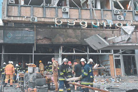 Veinte personas murieron hace poco por ataques aéreos rusos contra la ciudad de Vinnytsia, centro de Ucrania.