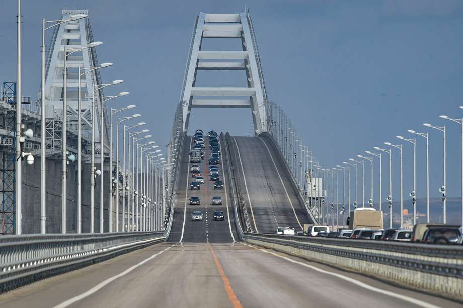 El puente de Kerch ha sido un blanco de ataques ucranianos por su importancia estratégica, ya que conecta a Rusia con Crimea.
