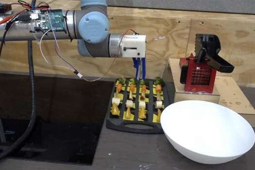 Tras ver varios videos, el robot también pudo preparar su propia receta de ensalada sencilla.