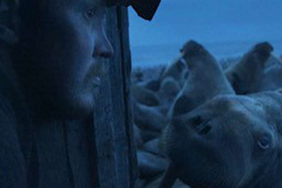 En esta captura de pantalla sin fecha facilitada por The New Yorker, el biólogo marino Maxim Chakilev observa las morsas desde su cabaña siberiana en el cortometraje documental nominado al Oscar "Haulout".
