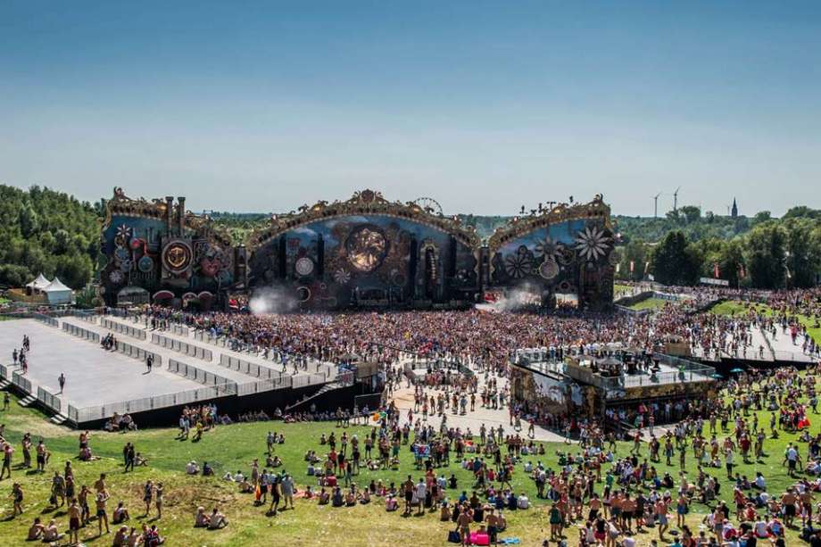 Tomorrowland se realiza cada año en Bélgica, acoge aldedor de 400.000 personas, y es el festival de música electrónica más importante del mundo.