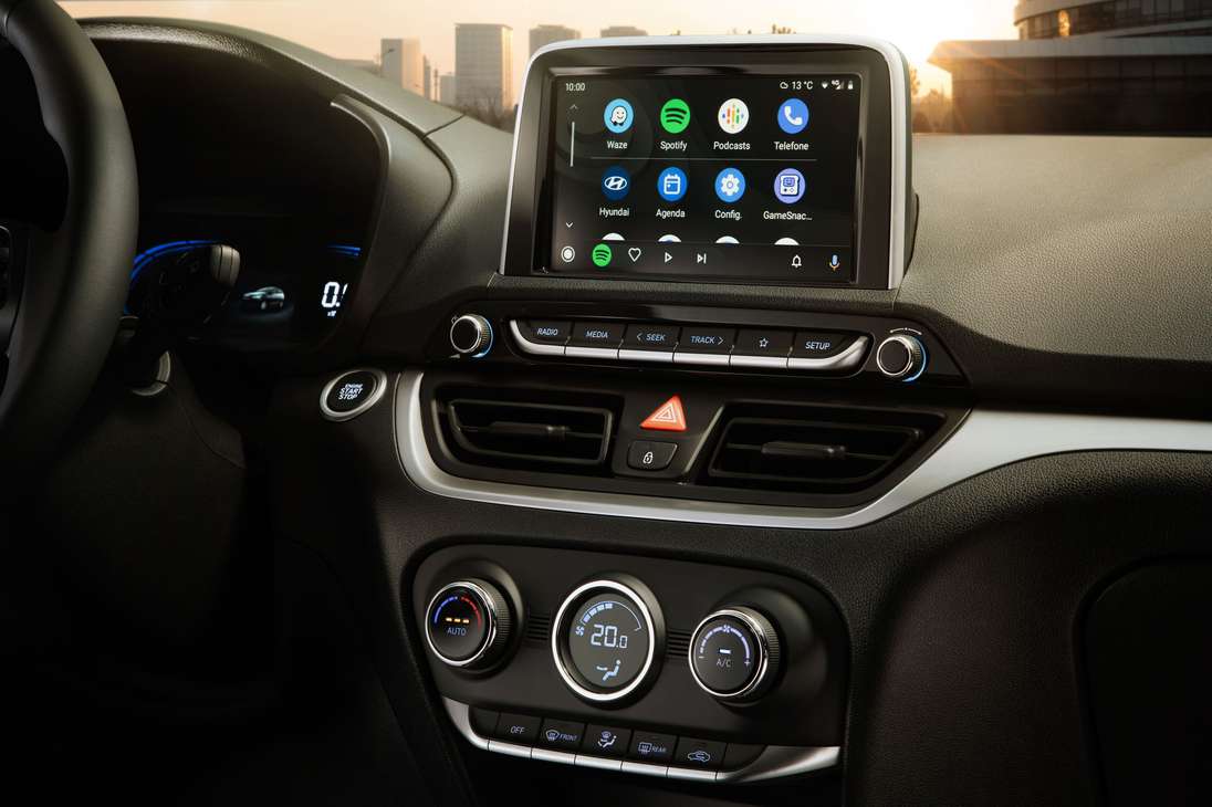 En el habitáculo incluye pantalla de ocho pulgadas con conectividad CarPlay y Android Auto.