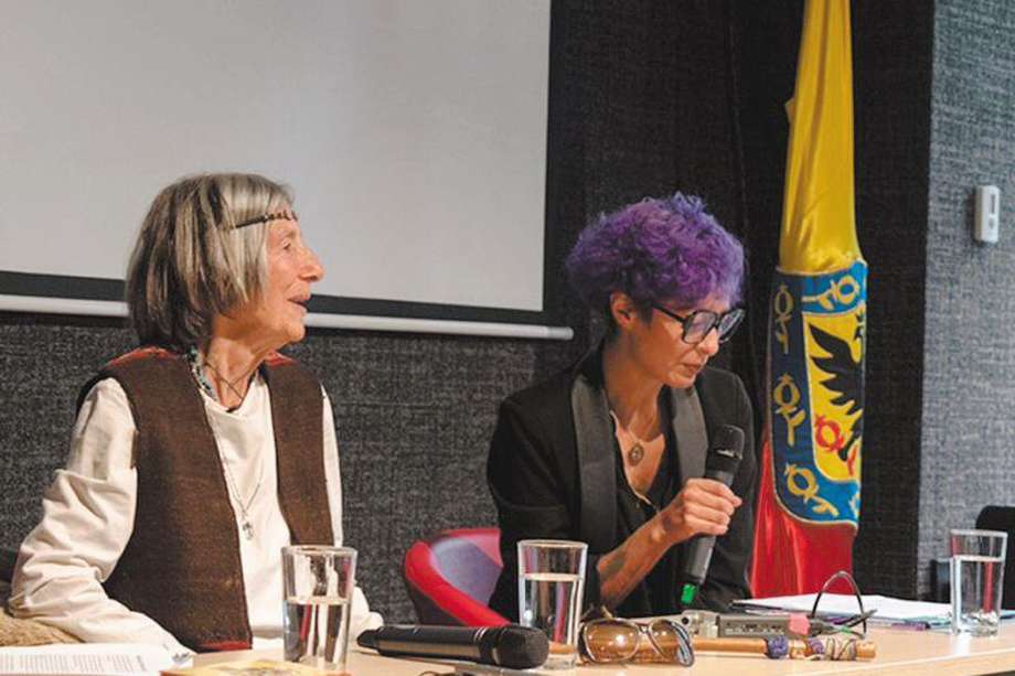 La escritora Albalucía Ángel (izq.) junto a su colega Ivonne Alonso-Mondragón, en una charla reciente. / Foto cortesía de Mateo Caballero Cantor 