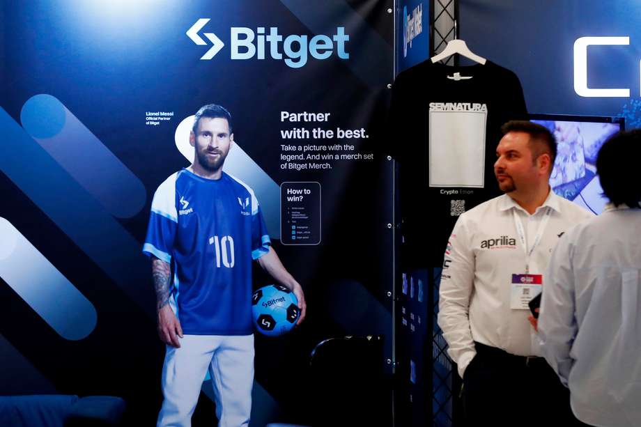 Una publicidad de Bitget muestra a su embajador de marca, el astro argentino del fútbol Lionel Messi, durante la conferencia Crypto Expo Europe en Bucharest (Rumania), uno de los mayores eventos en el mundo de la industria crypto y blockchain. EFE/EPA/Robert Ghement
