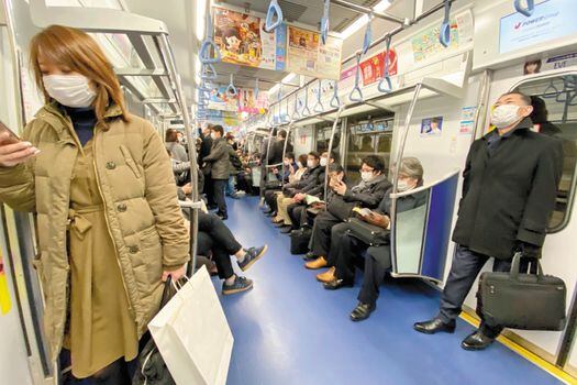 La  pulcra cotidianidad en el metro de Tokio.   / Cortesía de Gonzalo Robledo