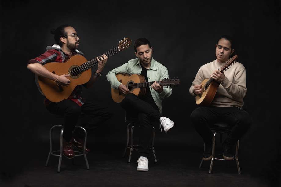 Integrantes de la agrupación Itinerante. De izquierda a derecha: en la guitarra, Sebastián Martínez; en el tiple, Diego Bahamón; y en la bandola, Mateo Patiño.