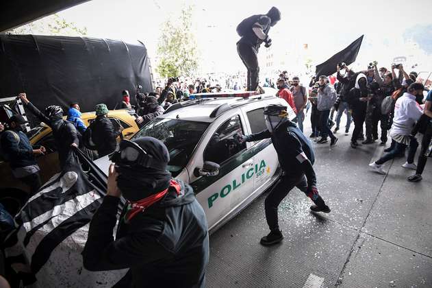 Vandalizan vehículo de la Policía durante protestas del paro nacional en Bogotá 