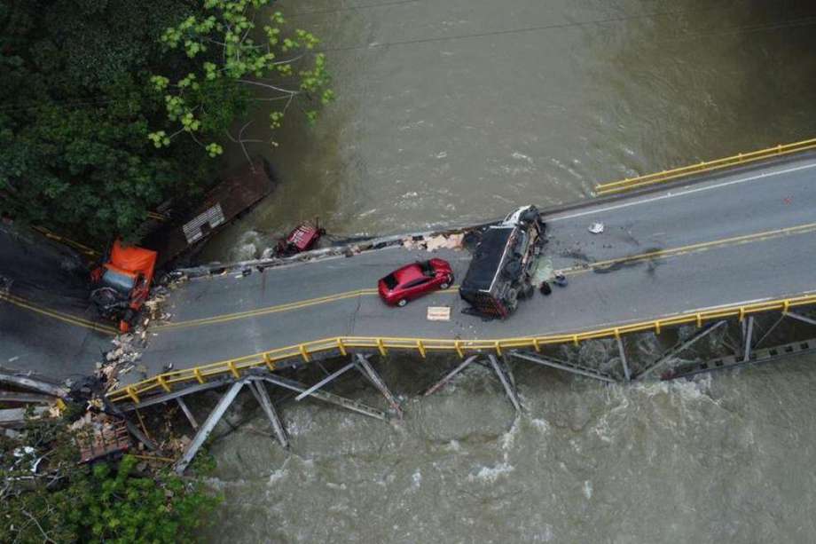 El puente vehicular del río La Vieja se desplomó el 12 de abril. / ANI