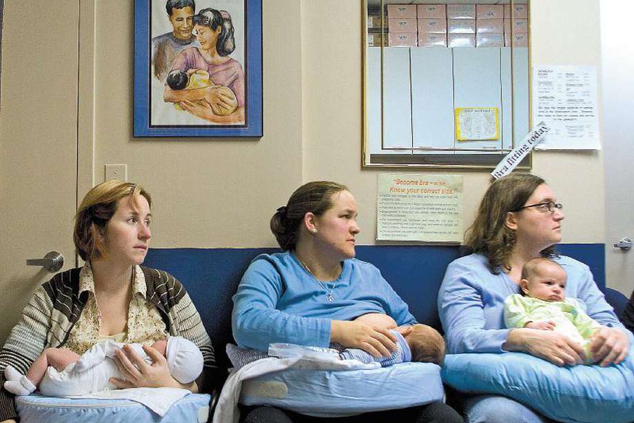 WASHINGTON, D.C. - JANUARY 31:  Mothers get settled in for their breastfeeding class with Pat Shelly, a lactation consultant and director of The Breastfeeding Center for Greater Washington at The Breastfeeding Center for Greater Washington on January 31, 2005 in Washington, D.C..  (Photo by Jeff Hutchens/Getty Images)