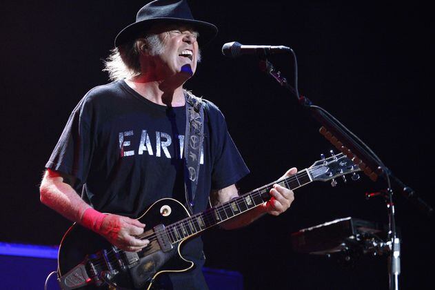 Neil Young retira su música de Spotify por “promover información antivacunas”