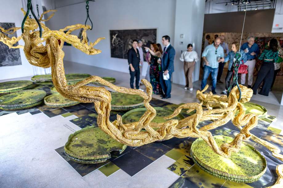 Visitantes observan la obra '400 Golpes' del artista colombiano Miguel Angel Rojas, durante la inauguración de la galería La Cometa en Miami, Florida.