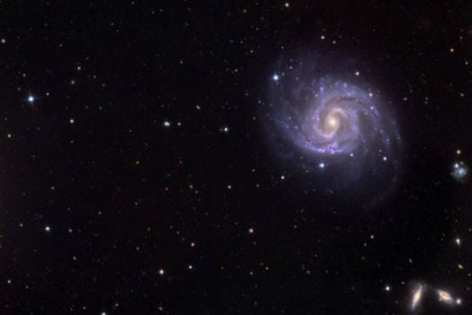 Galaxia espiral barrada en la constelación de Virgo.  / NASA